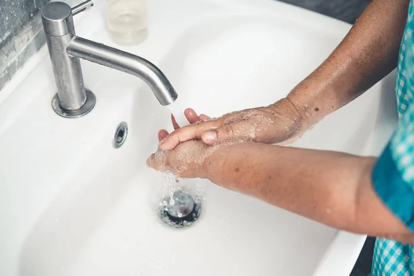 Mulher Sênior Lava Mão Para Prevenção Nova Doença Coronavirus 2019 — Fotografia de Stock