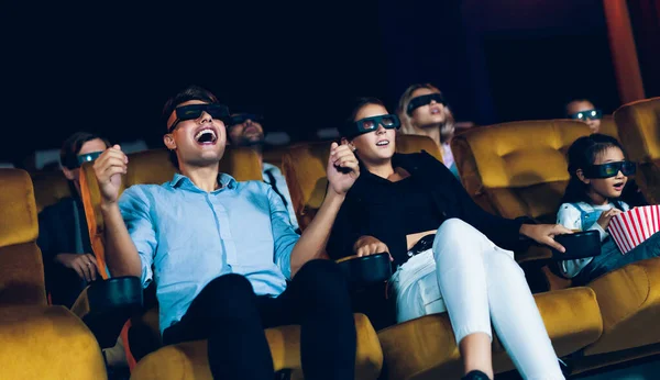 Grupo Pessoas Assistir Filme Com Óculos Cinema Com Interesse Olhando — Fotografia de Stock