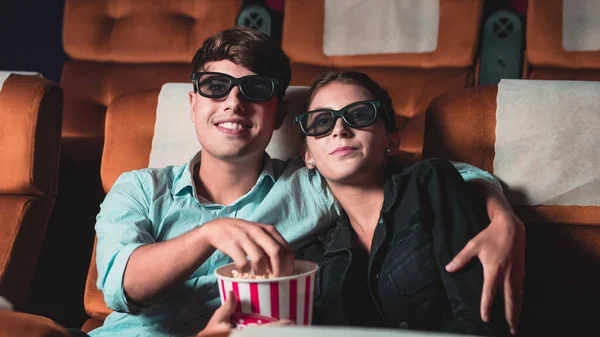 Homem Mulher Cinema Assistindo Filme Com Óculos Com Interesse Olhando — Fotografia de Stock