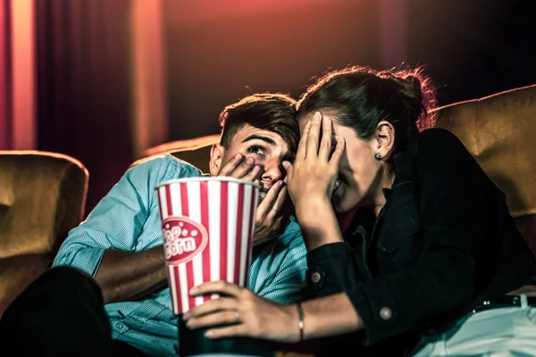 映画館の映画館で映画の衝撃と目を見る恋人のカップル — ストック写真