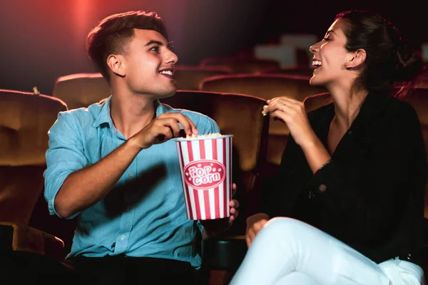남자와 여자가 영화관에서 영화를 있습니다 레크리에이션 활동과 — 스톡 사진