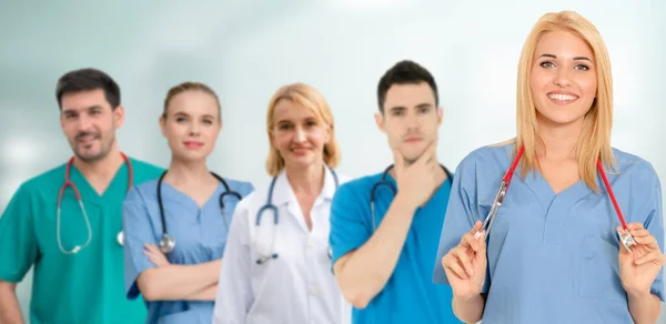 2019年コロナウイルス病またはCovid 19と戦うために病院で働く医師 専門医療人医師 看護師 外科医 コロナウイルス医療と保護の概念 — ストック写真