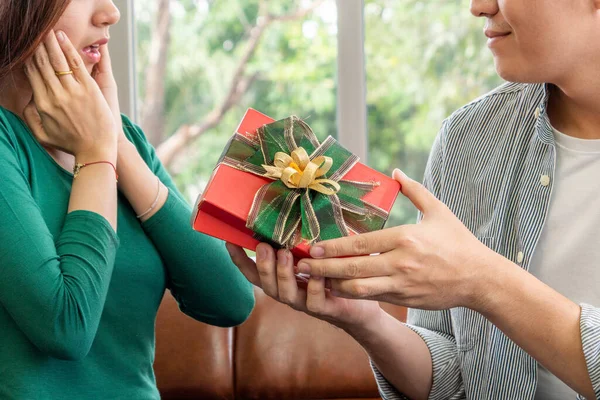 Feliz Pareja Dando Regalo Para Celebrar Aniversario Matrimonio Estilo Vida — Foto de Stock