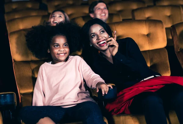 Mulher Gosta Assistir Filme Com Sua Filha Cinema Sorrindo Rindo — Fotografia de Stock