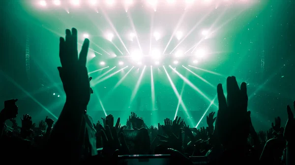 Gente Feliz Baila Concierto Fiesta Discoteca Escucha Música Electrónica Escenario — Foto de Stock