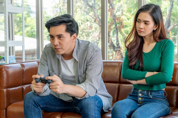 Молодая Азиатская Пара Страдает Зависимости Компьютерных Игр Концепция Семейных Проблем — стоковое фото