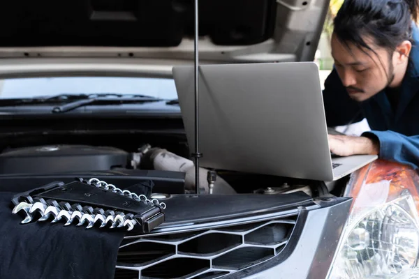 Professionelle Mechaniker Die Autoreparatur Und Wartungsservice Der Autowerkstatt Anbieten Geschäftskonzept — Stockfoto