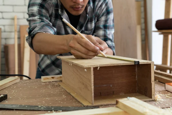 Timmerman Die Werkplaats Aan Houtbewerking Werkt Bouwmateriaal Houten Meubels Produceren — Stockfoto