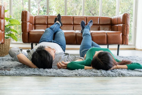 Ευτυχισμένο Ζευγάρι Ασιατών Ξαπλωμένοι Στο Χαλί Στο Πάτωμα Του Σαλονιού — Φωτογραφία Αρχείου