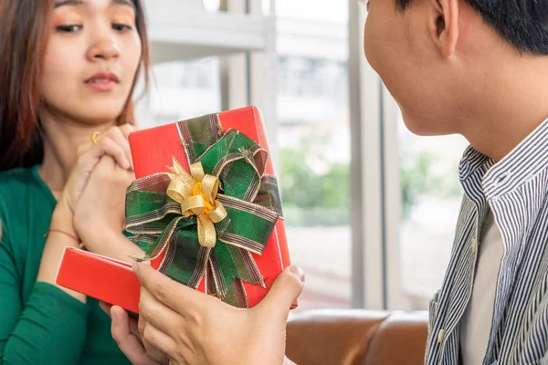 Feliz Pareja Dando Regalo Para Celebrar Aniversario Matrimonio Estilo Vida — Foto de Stock