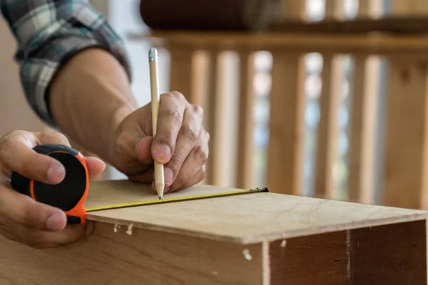 Tischler Der Einer Werkstatt Mit Holzhandwerk Beschäftigt Ist Baumaterial Oder — Stockfoto