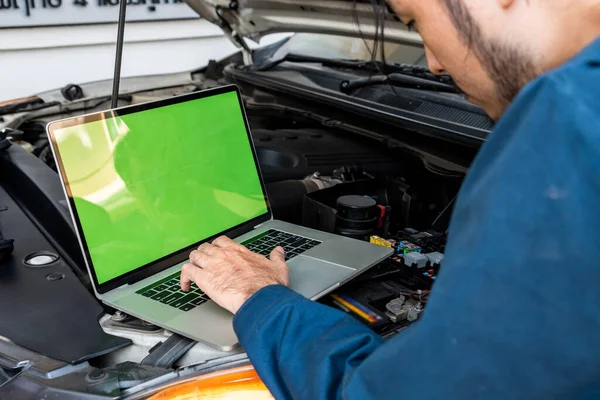 自動車ガレージで車の修理やメンテナンスサービスを提供するプロの整備士 カーサービス事業の概念 — ストック写真