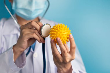 Coronavirus COVID 19 tıbbi test aşısı araştırma ve geliştirme konsepti. COVID-19 için ilaç tedavisi üretmek üzere Coronavirus antikor bilimsel örneklerini inceleyen ve analiz eden bilim insanları.