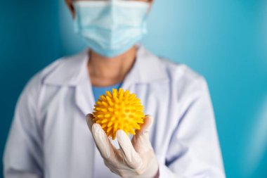 Coronavirus COVID 19 tıbbi test aşısı araştırma ve geliştirme konsepti. COVID-19 için ilaç tedavisi üretmek üzere Coronavirus antikor bilimsel örneklerini inceleyen ve analiz eden bilim insanları.