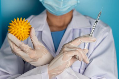 Coronavirus COVID 19 tıbbi test aşısı araştırma ve geliştirme konsepti. COVID-19 için ilaç tedavisi üretmek üzere Coronavirus antikor bilimsel örneklerini inceleyen ve analiz eden bilim insanları.