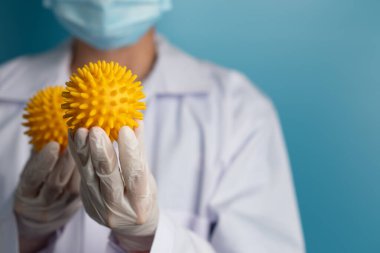 Coronavirus COVID 19 tıbbi test aşısı araştırma ve geliştirme konsepti. COVID-19 için ilaç tedavisi üretmek üzere Coronavirus antikor bilimsel örneklerini inceleyen ve analiz eden bilim insanları.