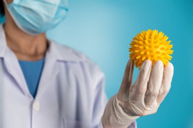 Coronavirus COVID 19 tıbbi test aşısı araştırma ve geliştirme konsepti. COVID-19 için ilaç tedavisi üretmek üzere Coronavirus antikor bilimsel örneklerini inceleyen ve analiz eden bilim insanları.