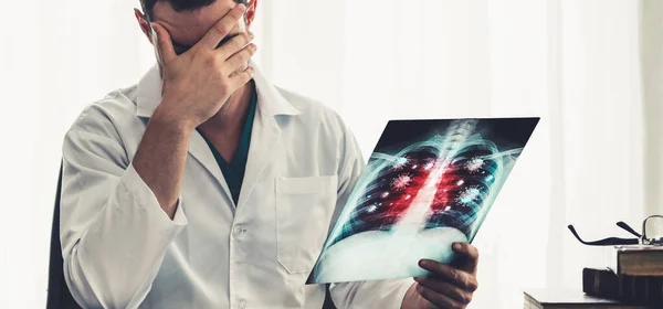 医生分析了2019年或Covid 19出现在X光片上的Coronavirus Disease 2019或Covid 影片展示了感染病人肺和呼吸道器官的电晕病毒的符号 医疗技术和保健概念 — 图库照片