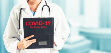 Coronavirus 2019 hastalığı veya COVID-19 küresel salgınından korunmak için hastane maskesi takan bir doktor..