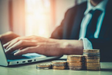 Para para birimiyle çalışan bir iş adamı. Yatırım büyümesi ve tasarruf kavramı.