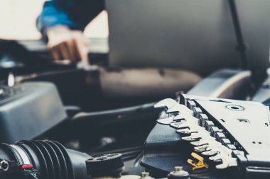 Oto tamirhanesinde araba tamiri ve bakım hizmeti veren profesyonel bir tamirci. Araba servisi iş konsepti.