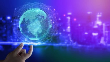 Modern yaratıcı telekomünikasyon ve internet ağı akıllı şehirde birleşiyor. 5G kablosuz dijital bağlantı ve gelecekteki şeylerin interneti kavramı.
