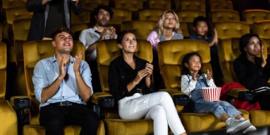 İnsanlar sinema sinemasında film izlerler. Grup eğlence etkinliği ve eğlence konsepti.