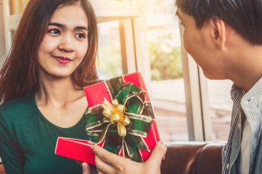 Mutlu çift yıldönümünü kutlamak için hediye veriyor. Evlilik yaşam tarzı, aşk ve ilişki kavramı.