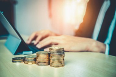 Para para birimiyle çalışan bir iş adamı. Yatırım büyümesi ve tasarruf kavramı.