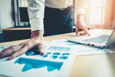 İş adamı muhasebeci ya da finans uzmanı şirket ofisindeki iş raporu grafiğini ve finans şemasını analiz eder. Finans ekonomisi, bankacılık sektörü ve borsa araştırmaları kavramı.