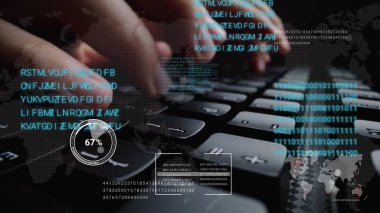 Grafik kullanıcı arayüzü GUI hologramı ile dizüstü bilgisayar klavyesinde çalışan adam büyük veri bilimi teknolojisi, dijital ağ bağlantısı ve bilgisayar programlama algoritması kavramlarını gösteriyor.