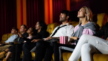 İnsanlar sinema sinemasında film izlerler. Grup eğlence etkinliği ve eğlence konsepti.