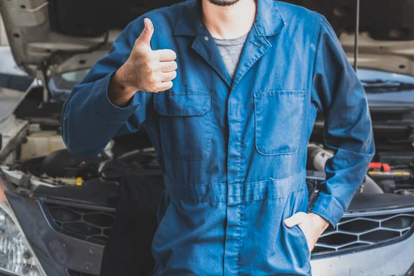 Professionele Monteur Die Auto Reparatie Onderhoud Auto Garage Bedrijfsconcept Autoservice — Stockfoto