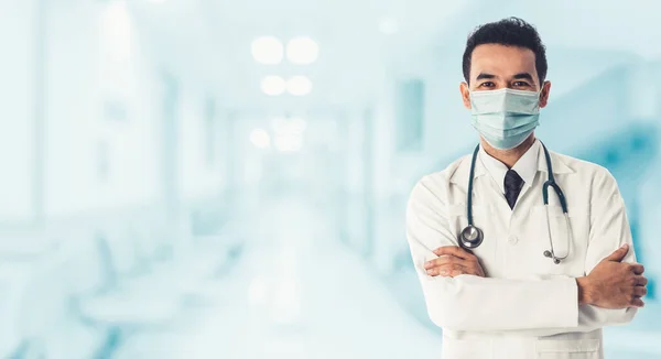 医院医生佩戴医疗面罩 以预防2019年高头牛流感或Covid 19全球疫情爆发 — 图库照片