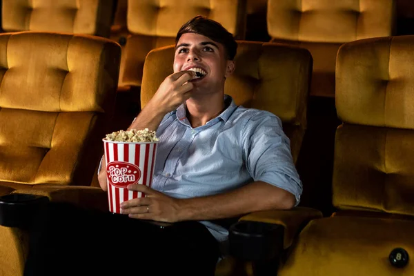 Joven Sonriendo Disfrutando Con Sus Palomitas Mientras Una Película Cine — Foto de Stock