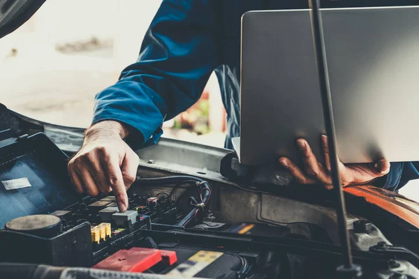 Meccanico Professionista Che Fornisce Servizio Riparazione Manutenzione Auto Garage Auto — Foto Stock