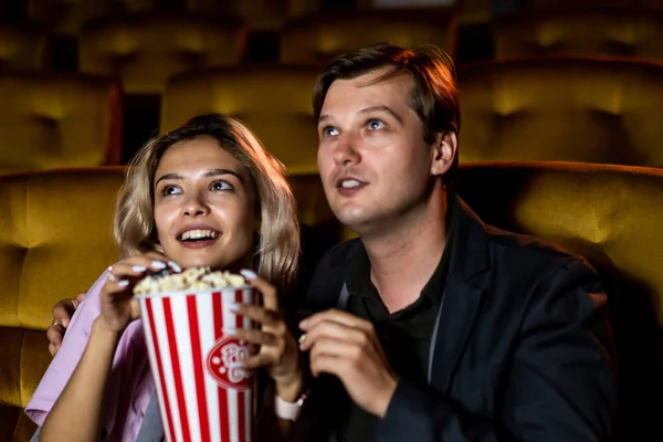 Kaukázusi Szerető Élvezi Nézni Film Eszik Popcorn Együtt Moziban — Stock Fotó