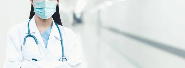 Läkare Sjukhuset Bär Medicinsk Mask För Att Skydda Mot Coronavirus — Stockfoto