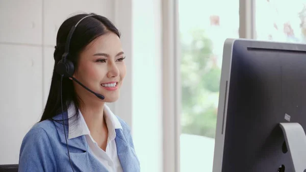 Agente Atención Cliente Centro Llamadas Con Auriculares Funciona Computadora Escritorio —  Fotos de Stock