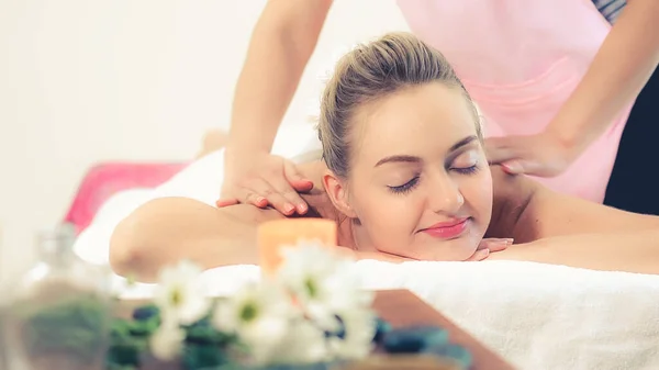 Entspannte Frau Bekommt Rückenmassage Luxus Wellness Mit Professioneller Massagetherapeutin Wellness — Stockfoto