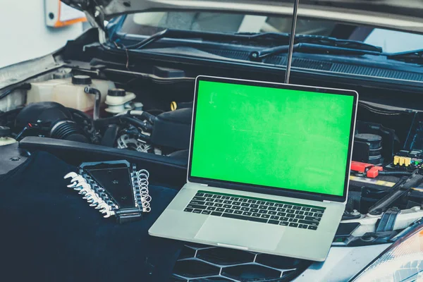 Computer Portatile Sul Cofano Dell Automobile Diagnostica Del Motore Auto — Foto Stock