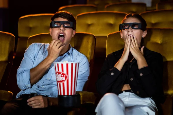 Hombre Mujer Cine Viendo Una Película Con Gafas Con Interés —  Fotos de Stock