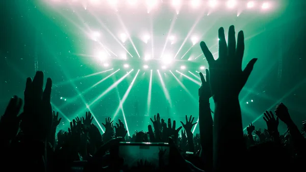 Счастливые Люди Танцуют Ночном Клубе Party Концерт Слушают Электронную Танцевальную — стоковое фото