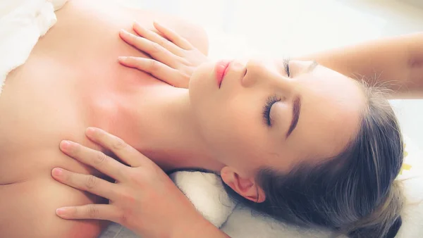 Ontspannen Vrouw Krijgt Schoudermassage Luxe Spa Door Professionele Massage Therapeut — Stockfoto