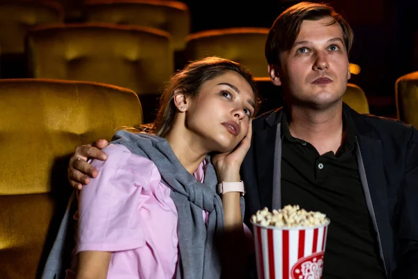 Caucasiano Homem Mulher Assistindo Filme Triste Sua Namorada Chorando — Fotografia de Stock