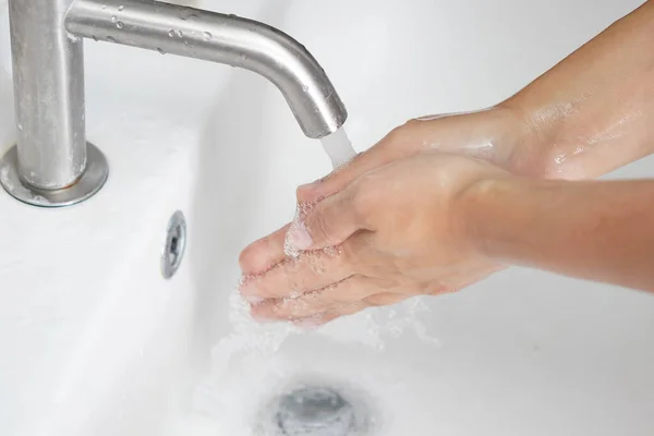 洗手以预防新的2019年或Covid 人们在浴室洗涤槽洗手 以清除病毒感染 — 图库照片