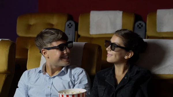 Homem Mulher Cinema Assistindo Filme Com Óculos Com Interesse Olhando — Fotografia de Stock