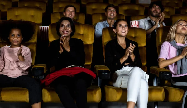 Les Gens Regardent Des Films Cinéma Activité Récréative Groupe Concept — Photo