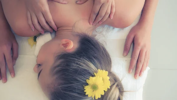 Ontspannen Vrouw Krijgt Terug Massage Luxe Spa Met Professionele Massage — Stockfoto