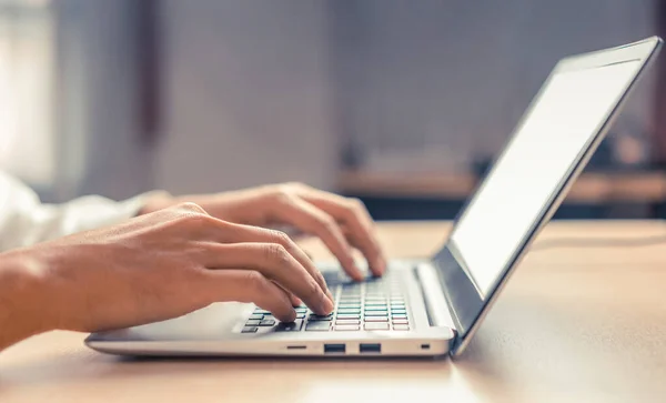 Empresário Mão Digitando Teclado Computador Computador Portátil Escritório Conceito Negócios — Fotografia de Stock